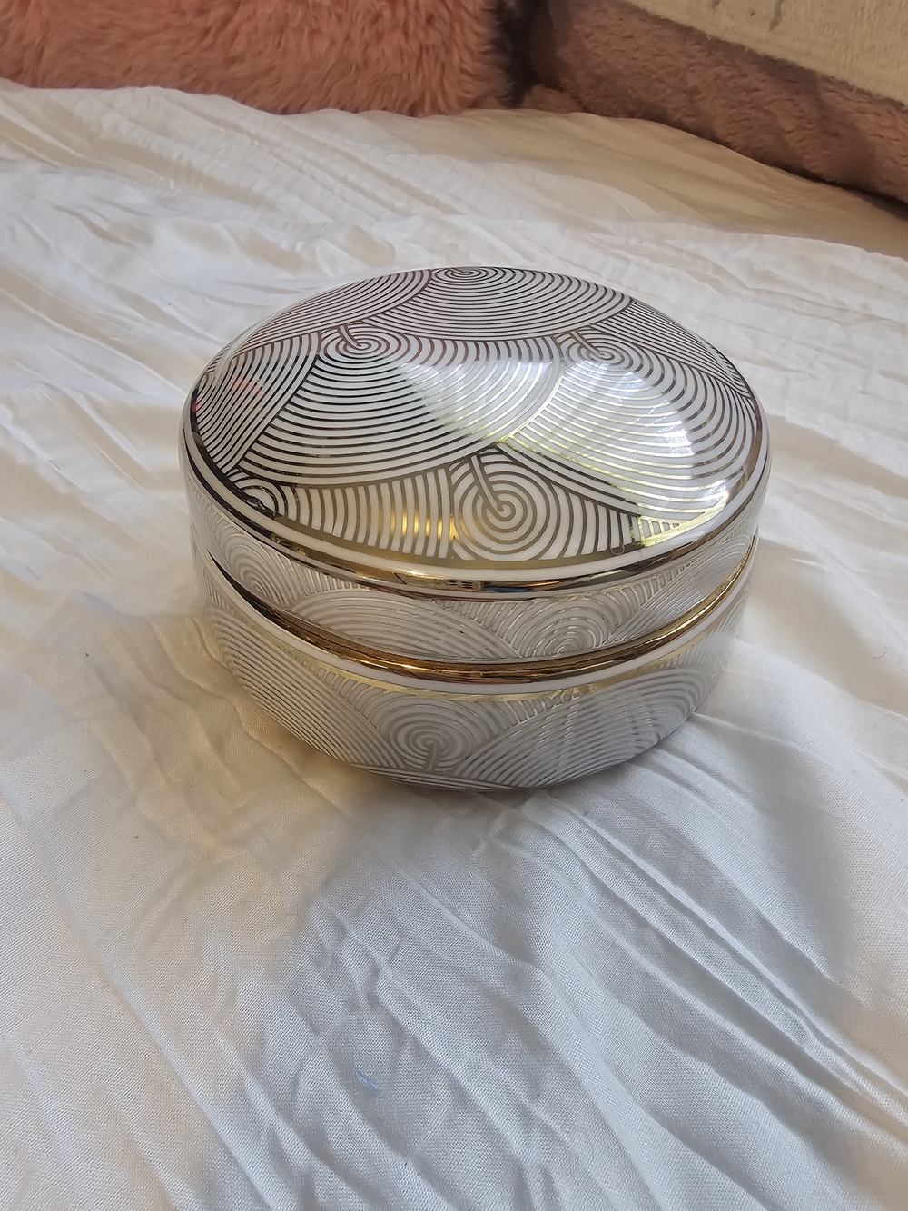Sagebrook Home Decorative Ceramic Covered Jar, White/Gold Decorative Jar